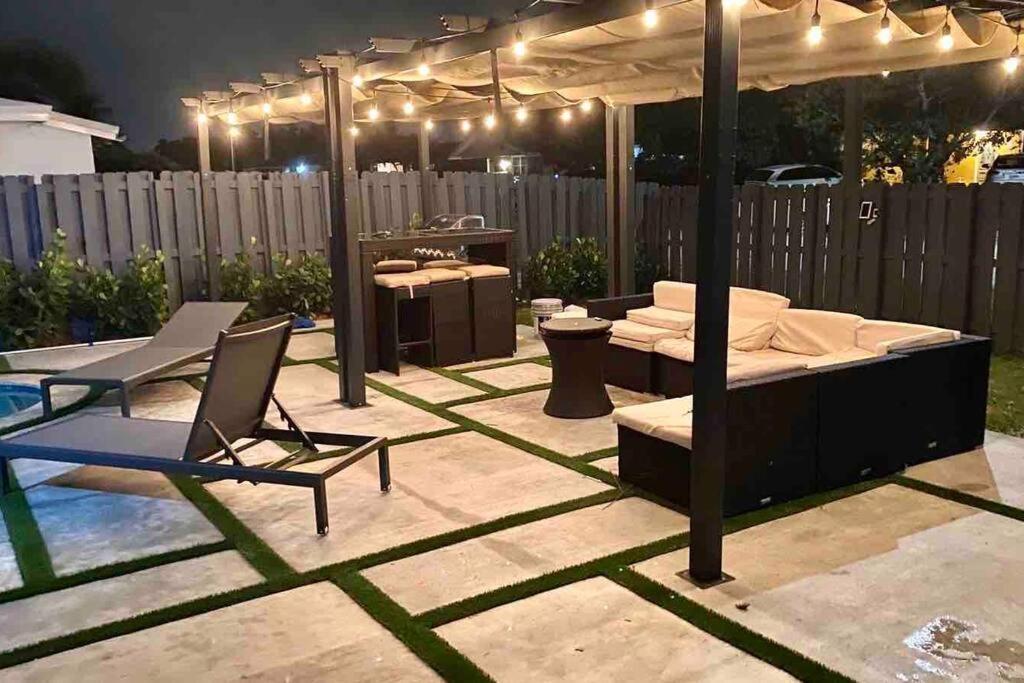 Magical Retreat With Heated Pool, Mini Golf, And Basketball Court L19