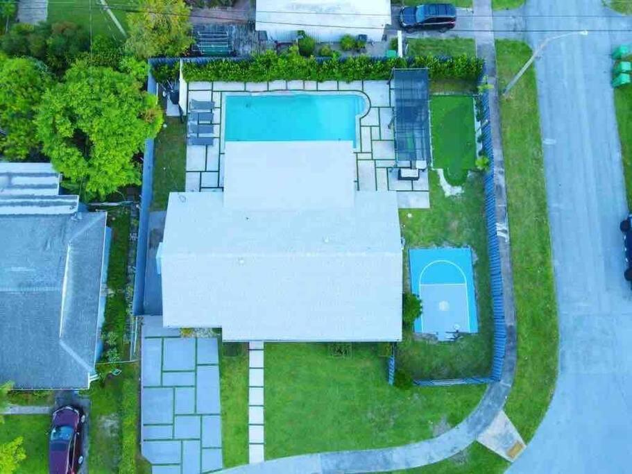 Holiday home Magical Retreat With Heated Pool, Mini Golf, And Basketball Court L19