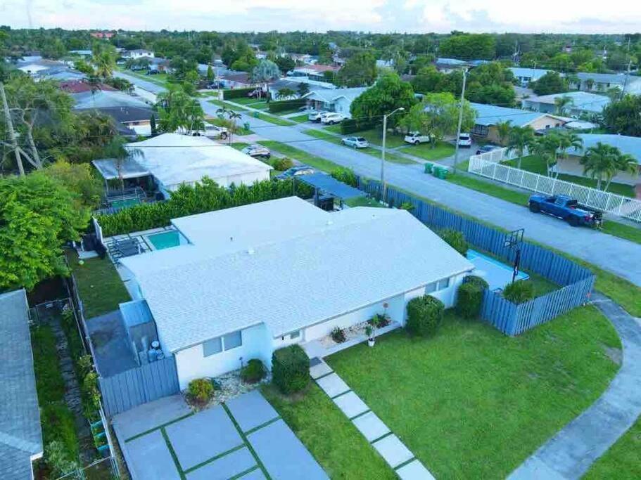 Holiday home Magical Retreat With Heated Pool, Mini Golf, And Basketball Court L19 Miami
