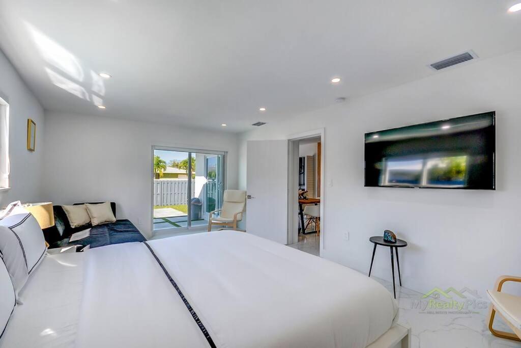 Magical Retreat With Heated Pool, Mini Golf, And Basketball Court L19