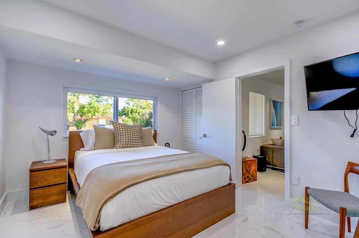 Magical Retreat With Heated Pool, Mini Golf, And Basketball Court L19