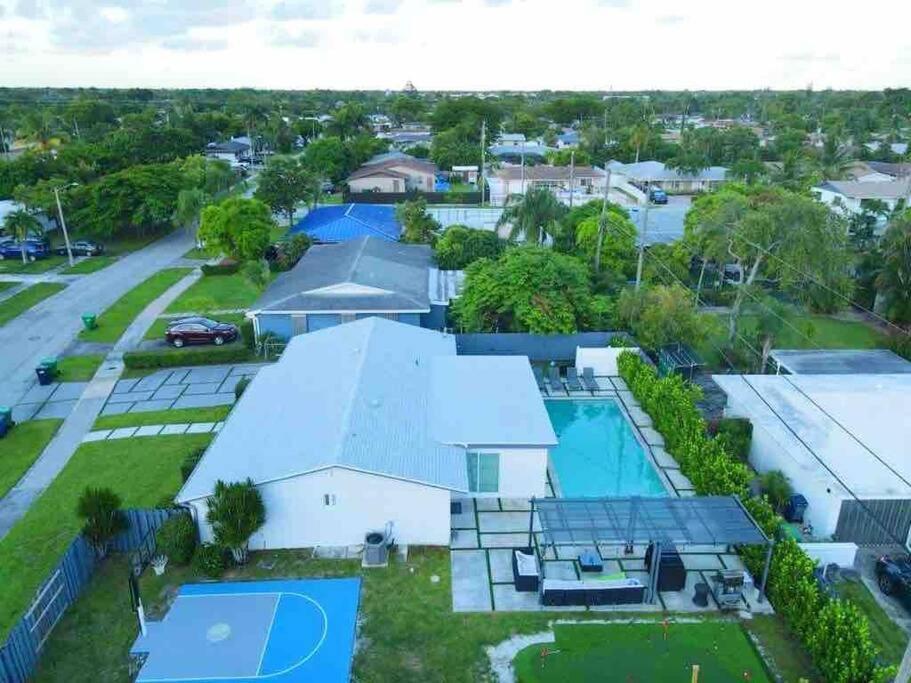Magical Retreat With Heated Pool, Mini Golf, And Basketball Court L19