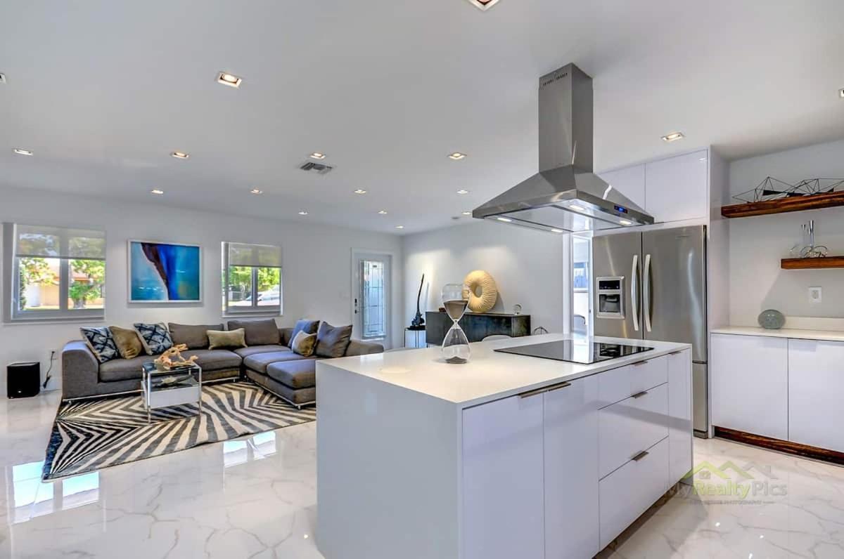 Magical Retreat With Heated Pool, Mini Golf, And Basketball Court L19 Holiday home Miami